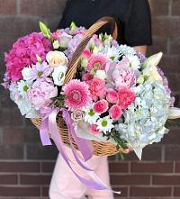 Композиция солнечный день в Соликамске Цветочная композиция из Розы, Хризантемы, Пионы и Лизиантусы в корзине в Соликамске