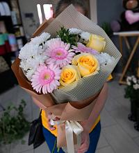 Букет цветов из:  Герберы, Розы и Хризантемы в Соликамске