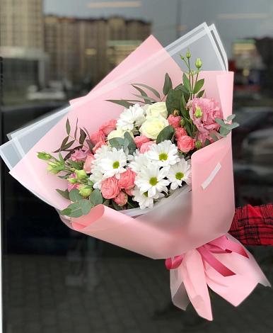 Букет цветов из: Розы, Лизиантусы и Хризантемы в Соликамске